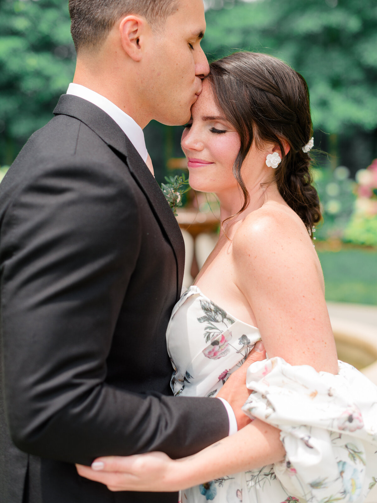 Timeless Cairnwood Estate Couples Photo by Elizabeth Kane Photography Philadelphia Fine Art Wedding Photographer