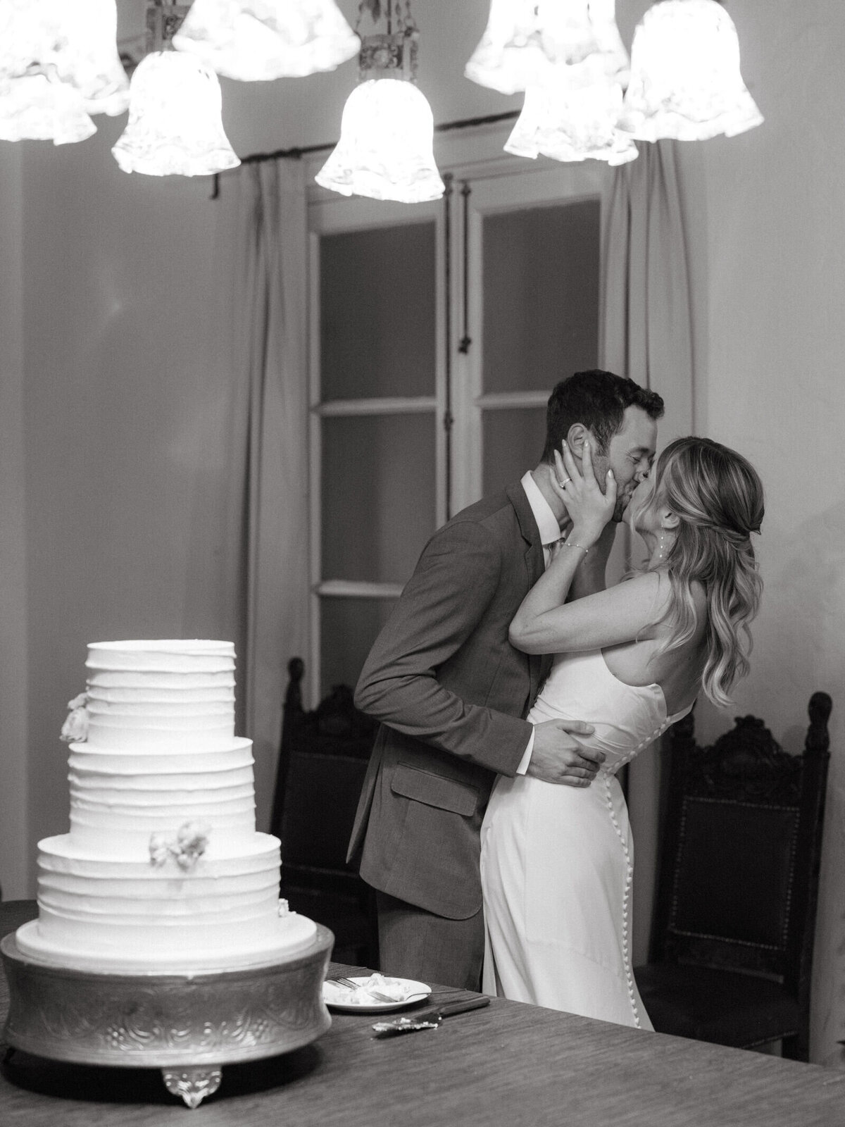 kiss-by-wedding-cake-7HM-W