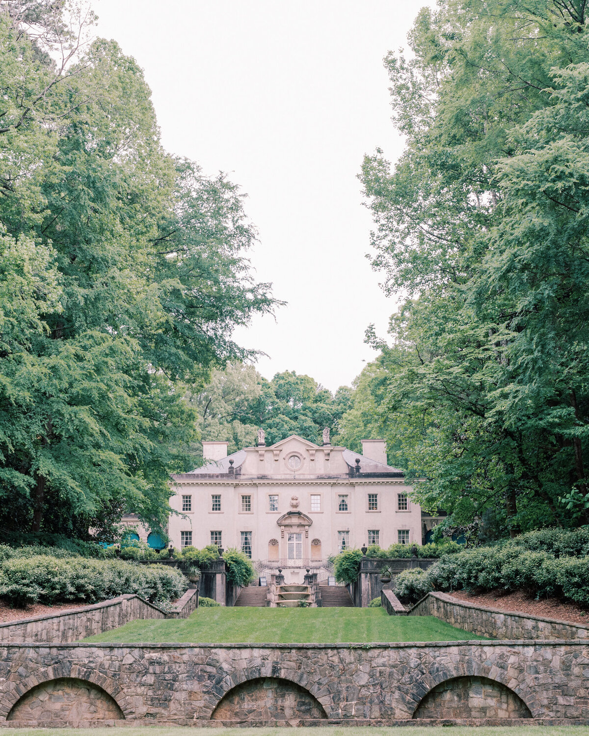 A romantic wedding at the historic Swan House in Atlanta, Georgia, with timeless architecture and lush gardens, captured by North Carolina wedding photographer Jessica Leigh Mason.