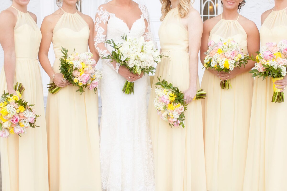 yellow-bridesmaid-dresses-bouquets