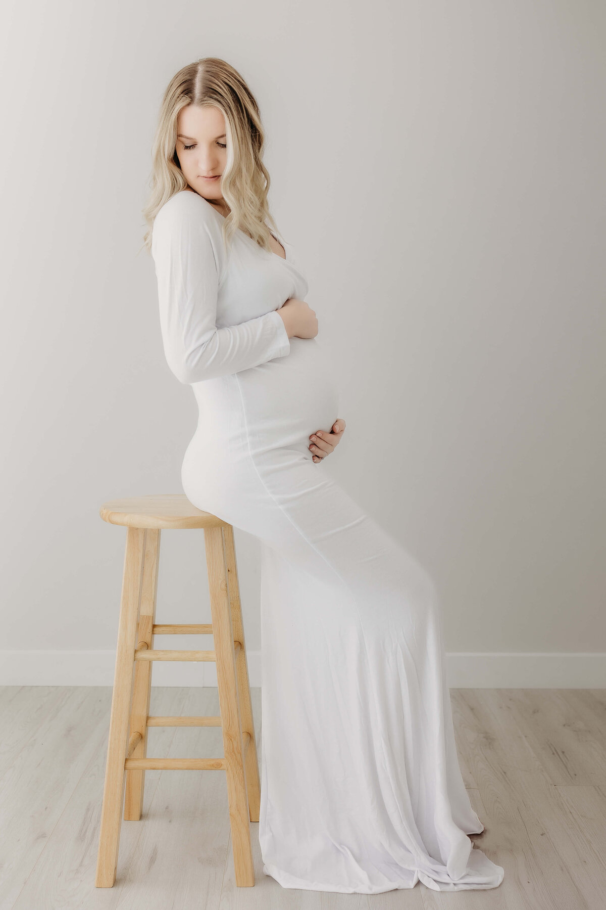 full maternity portrait of mom in white dress  in eau claire wisconsin