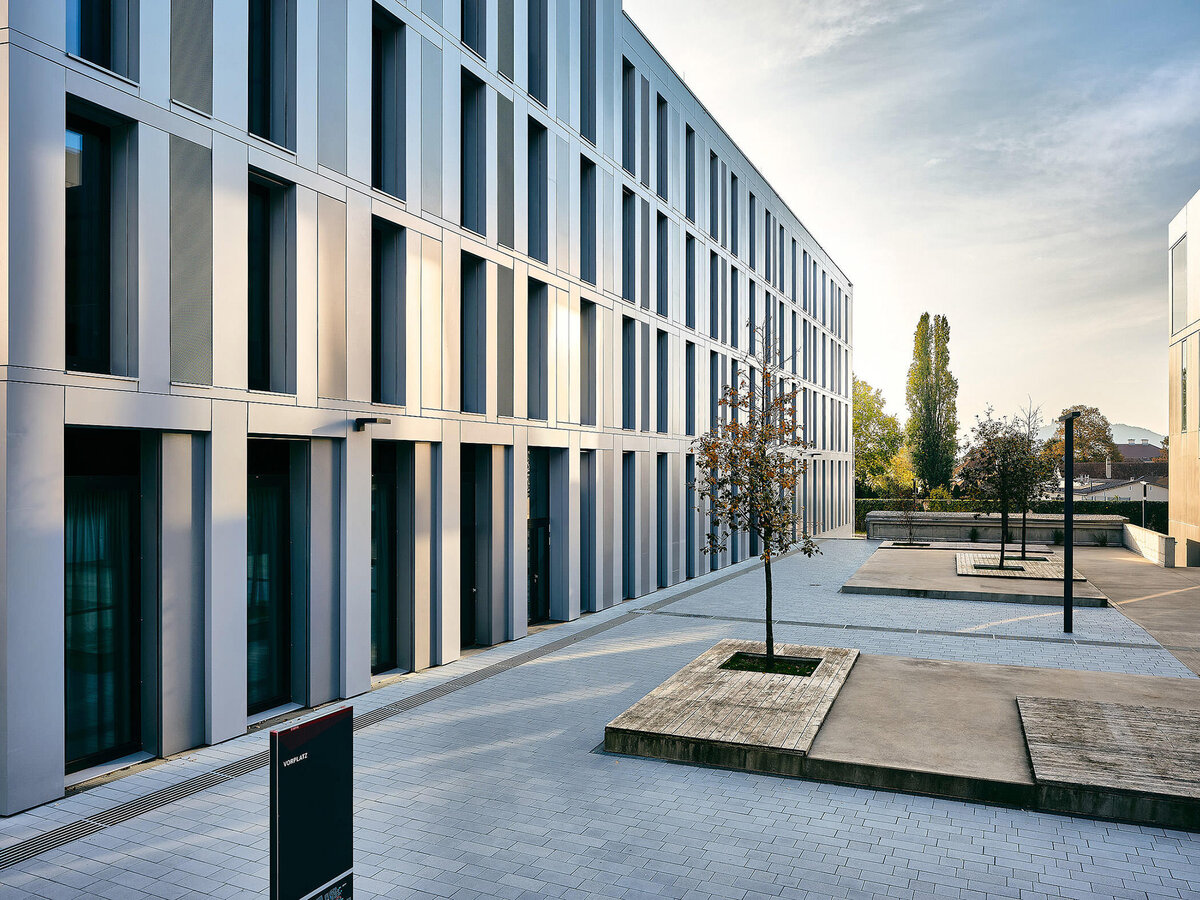 Architekturfotografie eines modernen Firmengebäudes am Campus Krems – minimalistische Fassadengestaltung und klare Perspektive für Unternehmensdarstellungen und Projektpräsentationen in Österreich