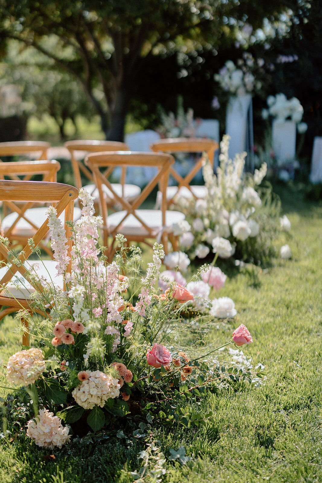 Grass aisle arrangement | Bella Fleur