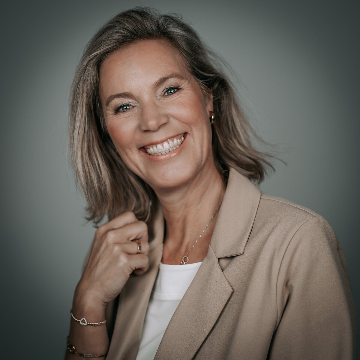 Blond model met brede lach.