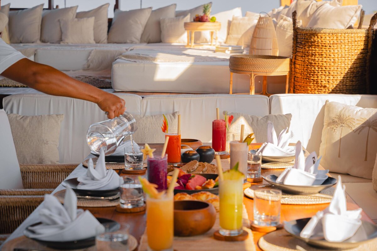 Luxury Yacht Bali - 08_Nataraja_Main-deck-dining-table_Pacific-High-min