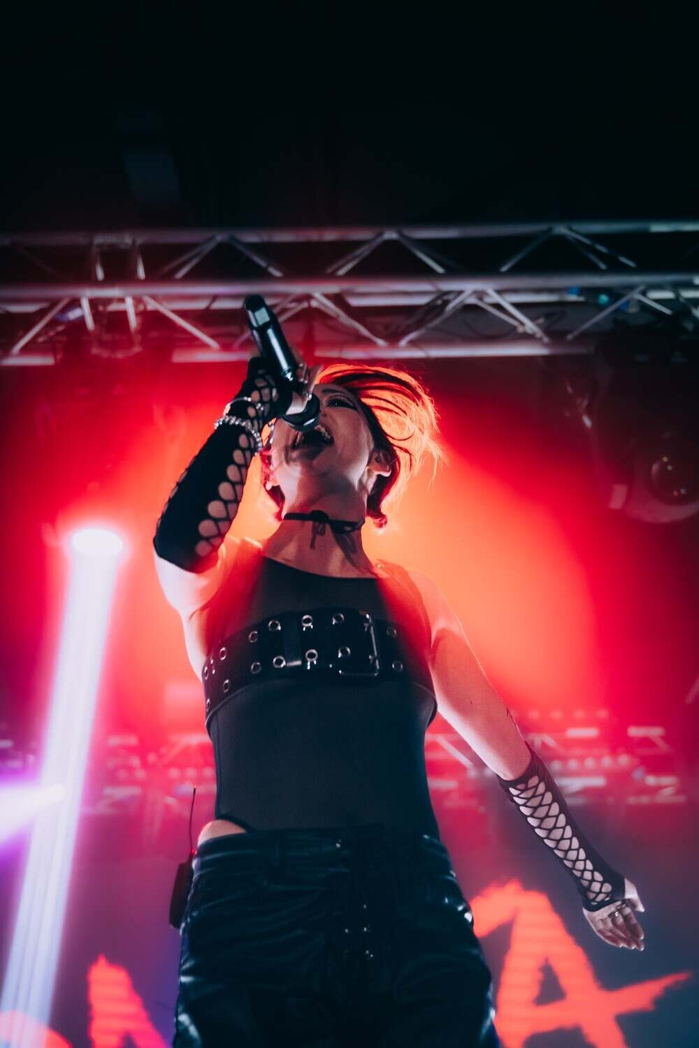 Yonaka lead singer sings passionately into mic