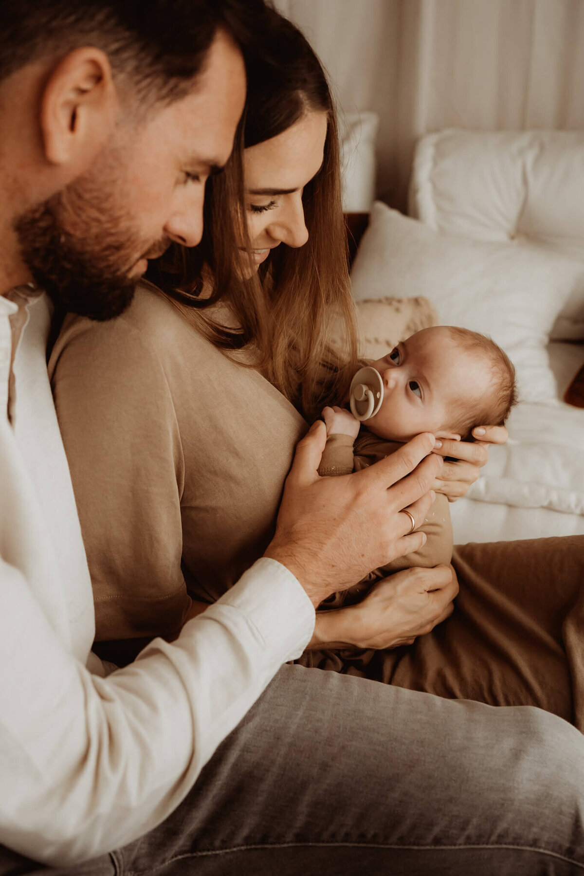 baby met mama en papa tijdens een indoor newbornshoot in Simple Stories Fotostudio
