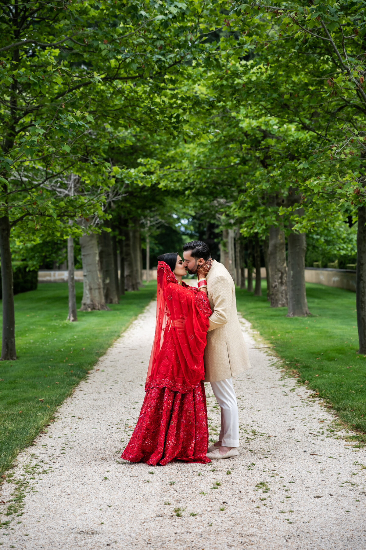 emma-cleary-new-york-nyc-wedding-photographer-videographer-venue-oheka-castle-isha-adam-23