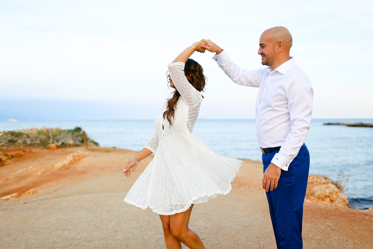 couple-dancing-at-engagement-shoot-in-antibes