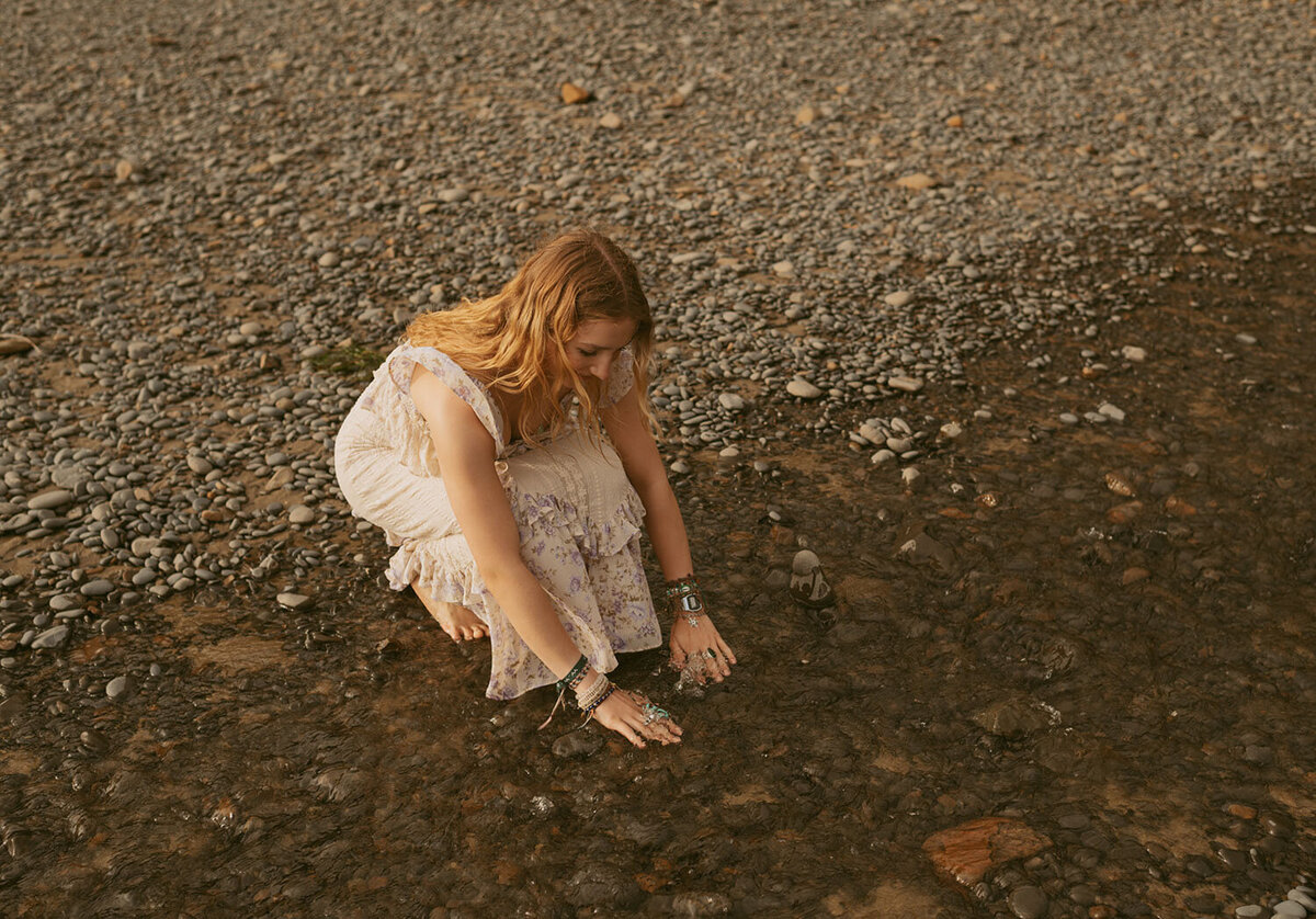 sierra-senior-photos-in-cannon-beach-senior-photography-by-emily-noelle-photo-004