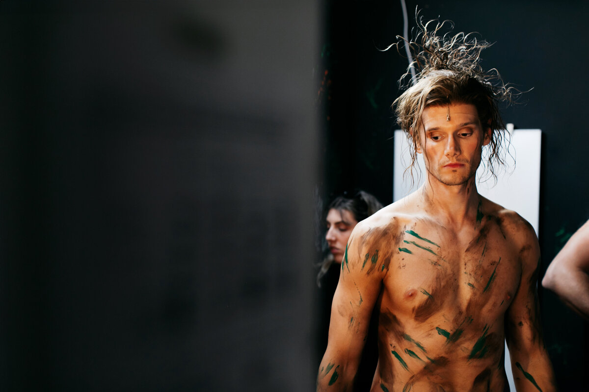 Backstage portret van acteur die zich voorbereid op musical.