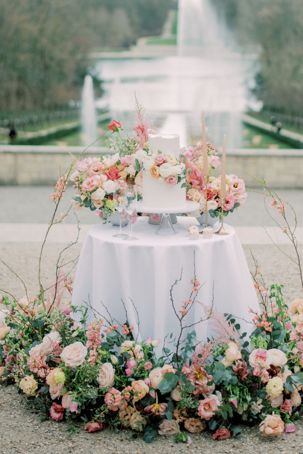 wedding-cake-de-luxe-avec-des-fleurs-naturelles