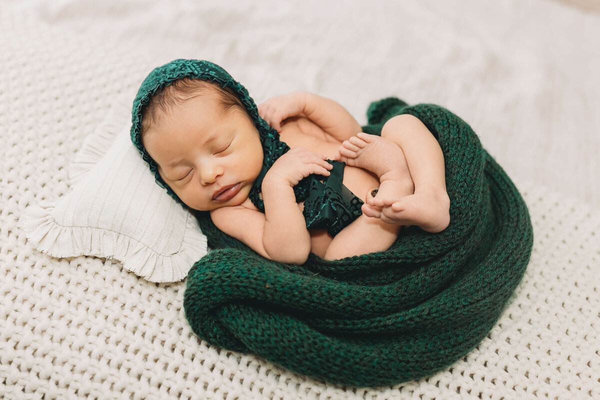newborn-baby-girl-sleeping-green-bonnet