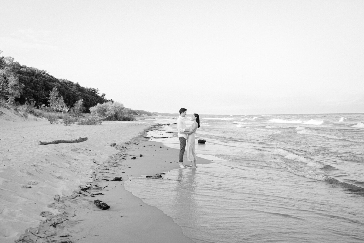 MichiganBeachEngagement_Elisa_Andrew_bw-0060