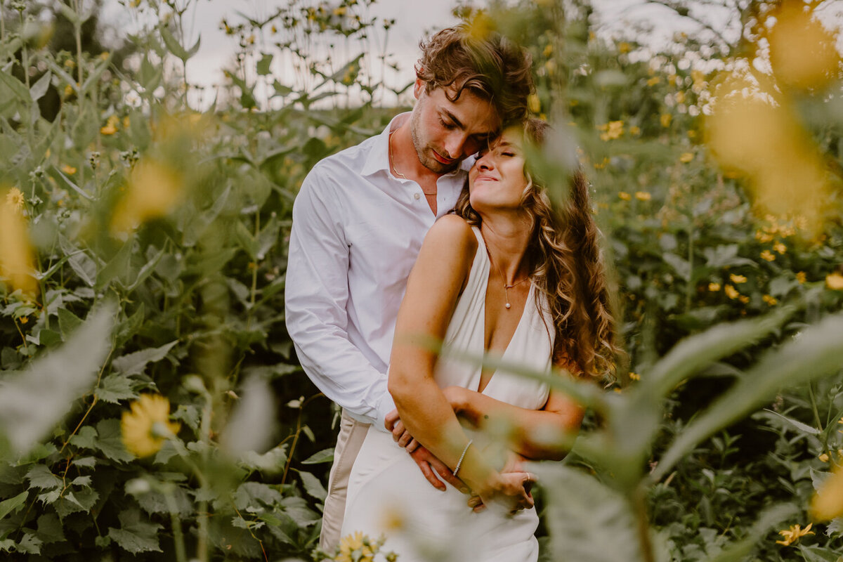 intimate-field-wedding-couple-des-moines-storyteller-collective-photo-co