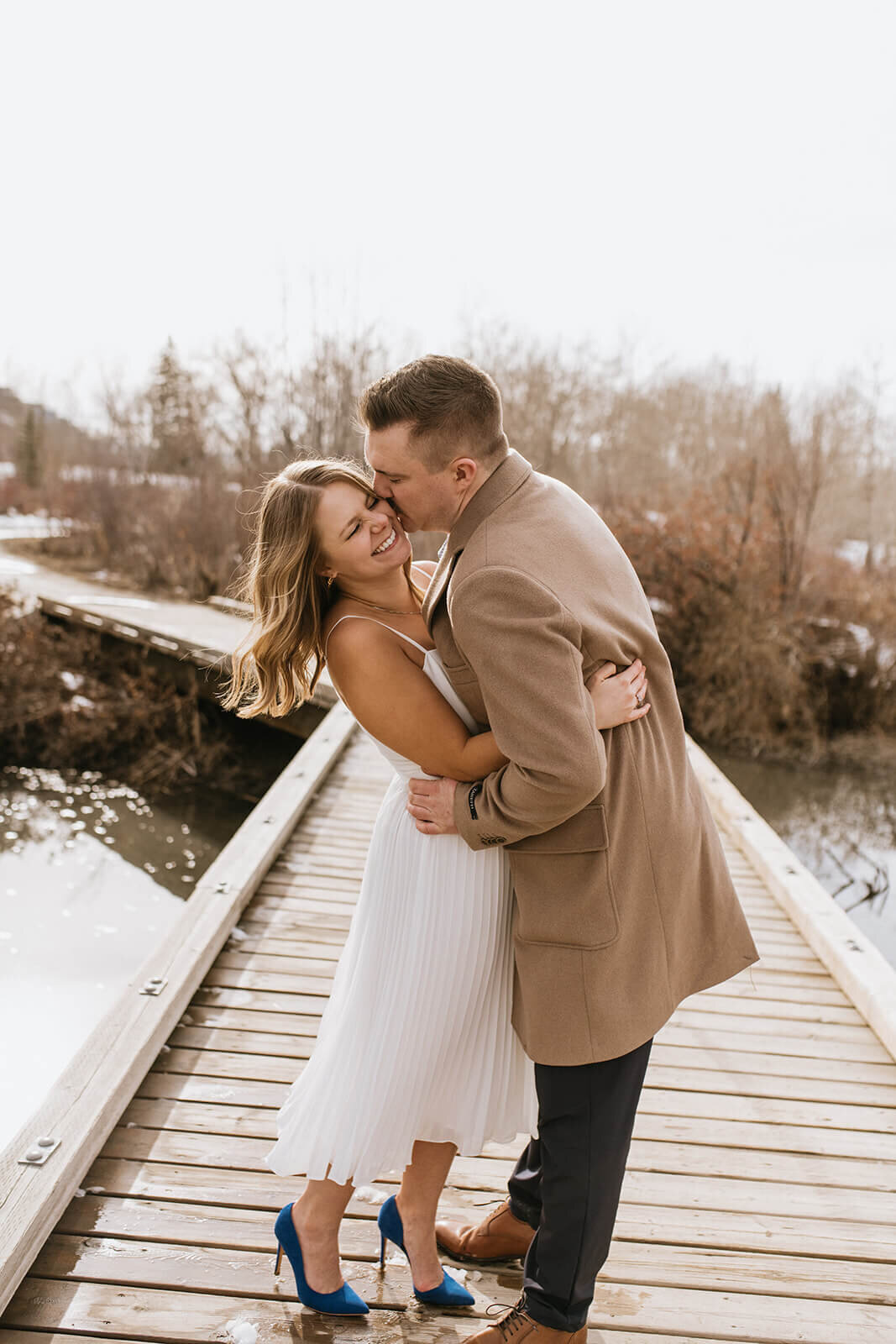 Man-kisses-woman-as-she-laughs