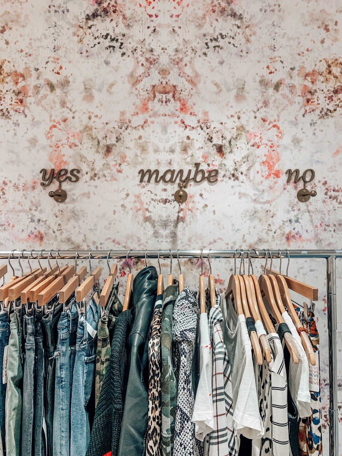 Evereve store with clothing rack by AMALYN @amalynstyle and @amalynsocial 