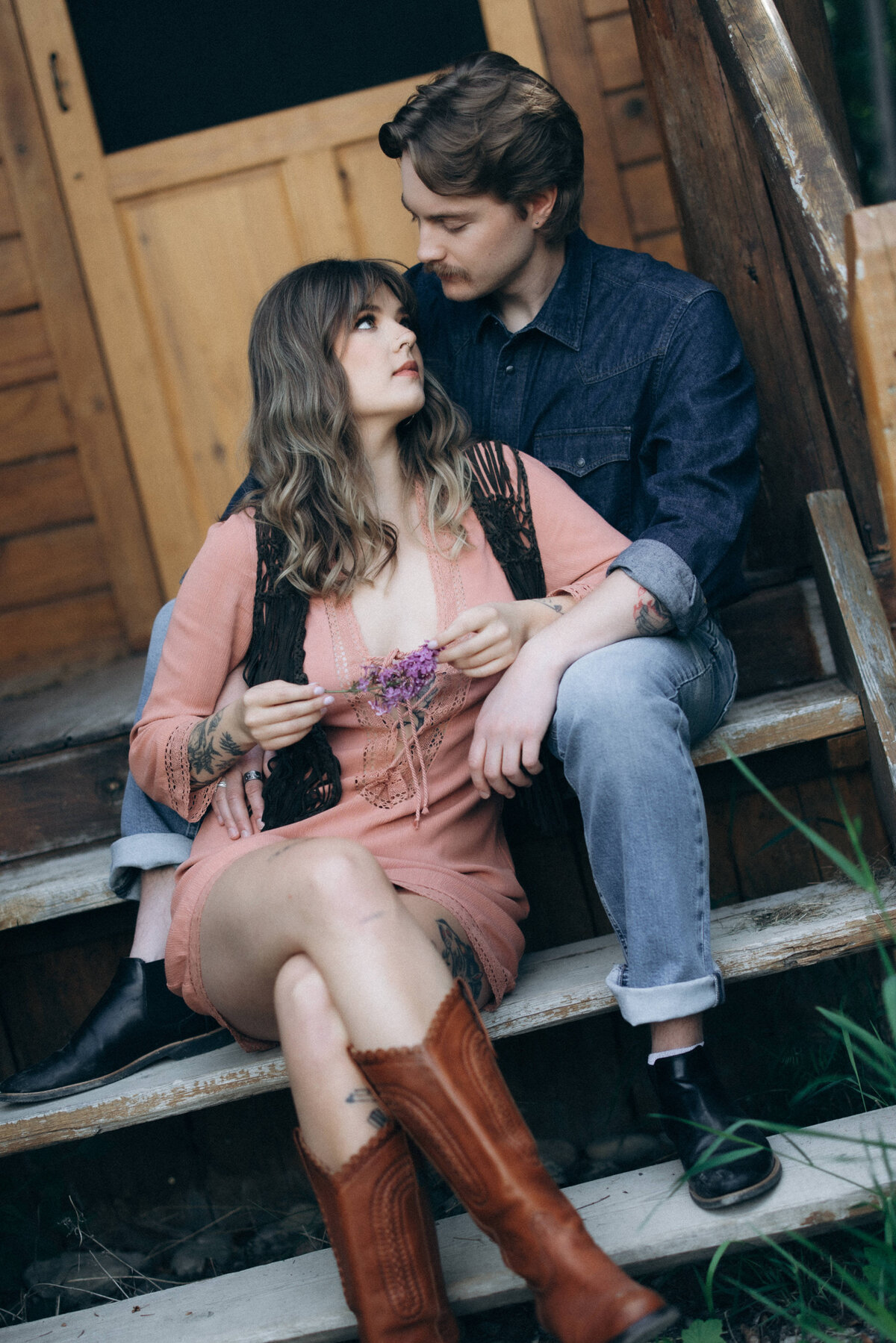 vpc-couples-vintage-cabin-shoot-30