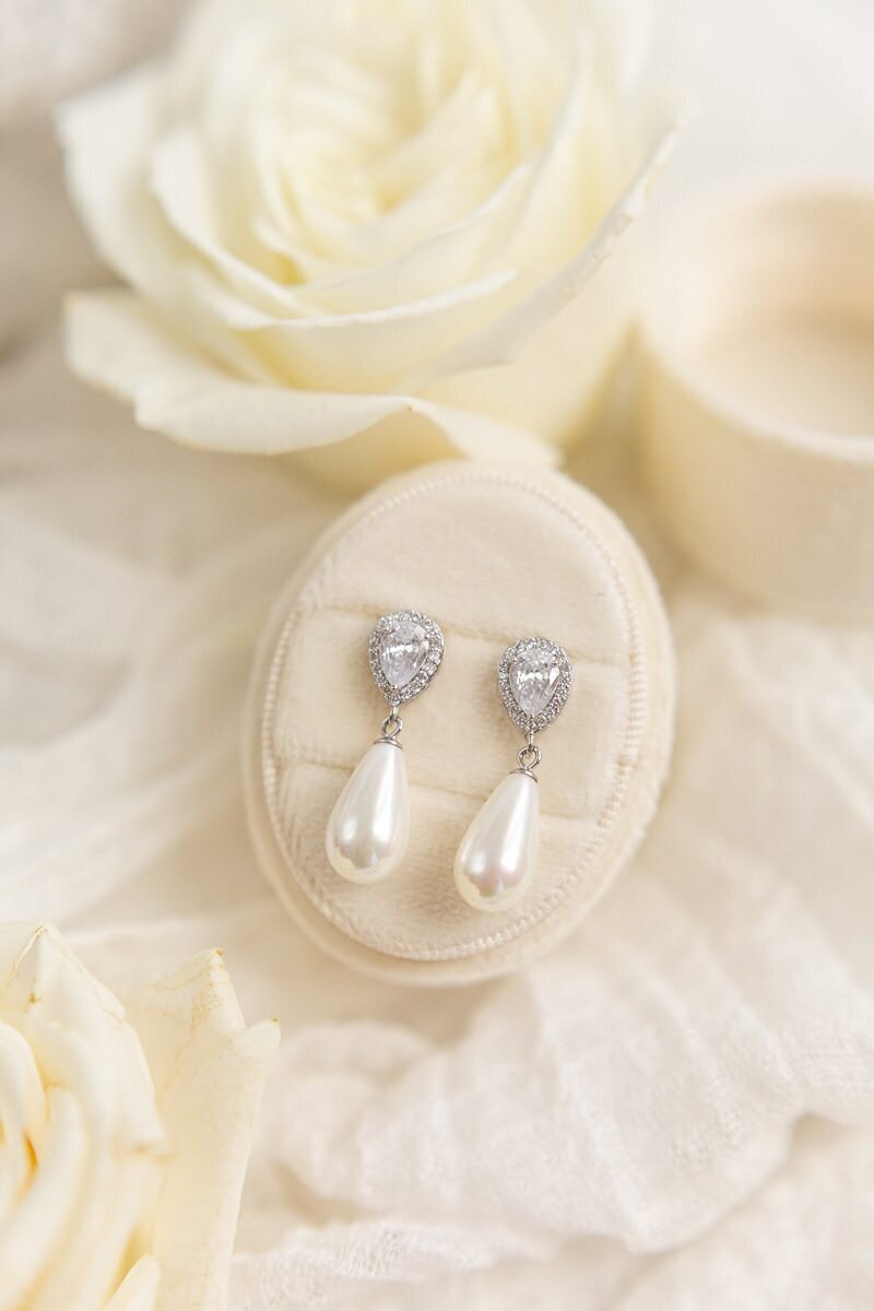 Classic Wedding at City Church of Evansville with Reception at ECC007