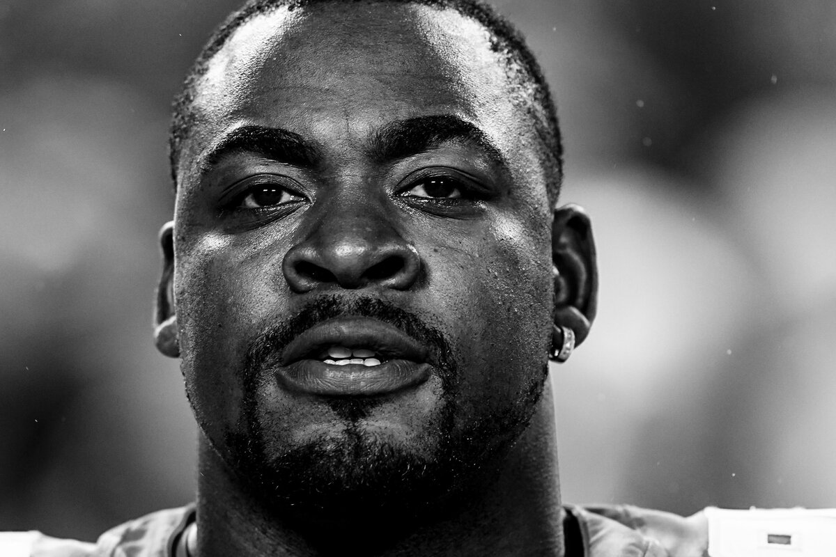 kansas-city-sports-photography-chiefs-0062-player-headshot-black-and-white