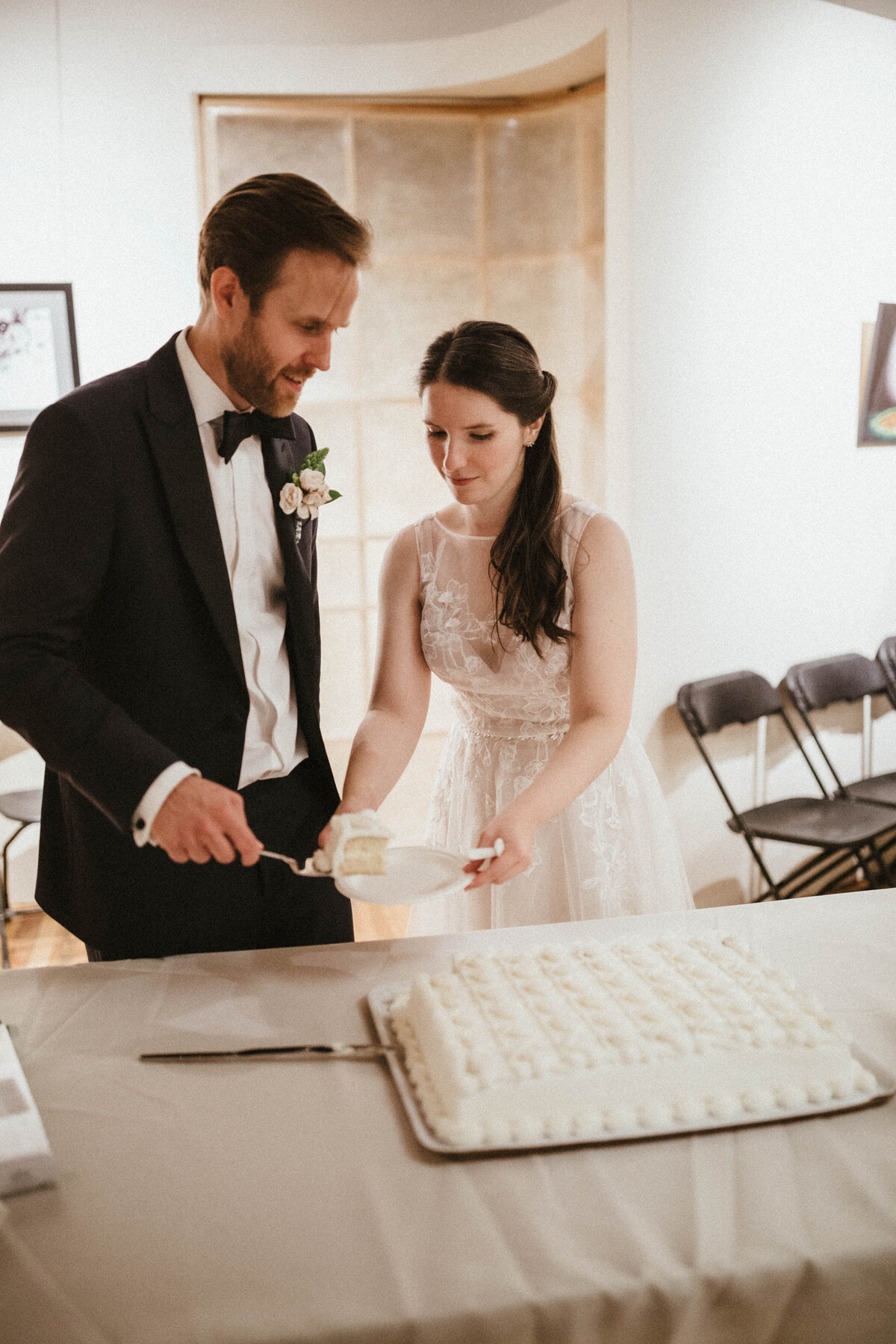 bride-and-groom-cutting-cake