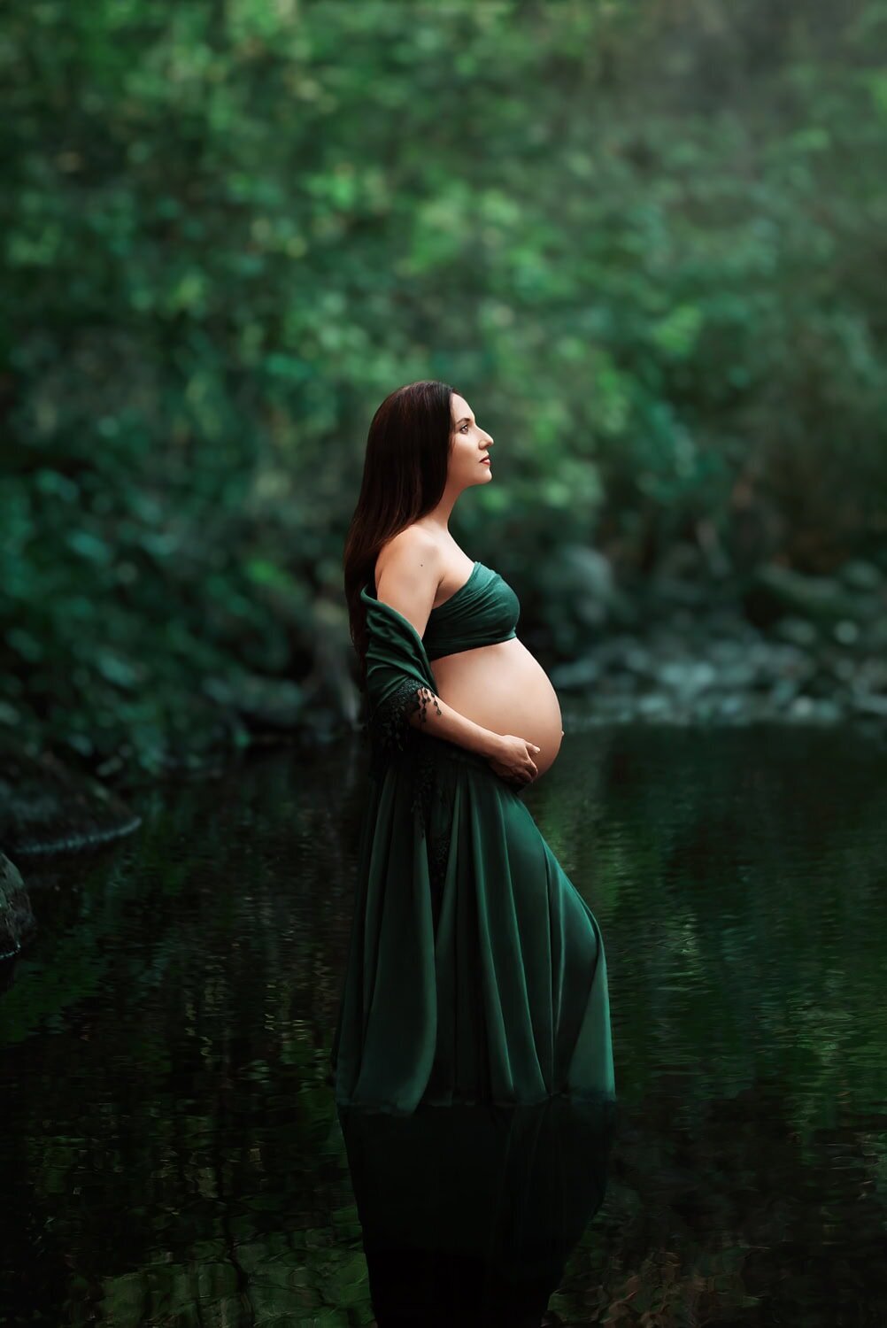 outdoor-maternity-photography_vancouver-fraser-valley_ravine-forest-water-pregnant-woman-green-dress