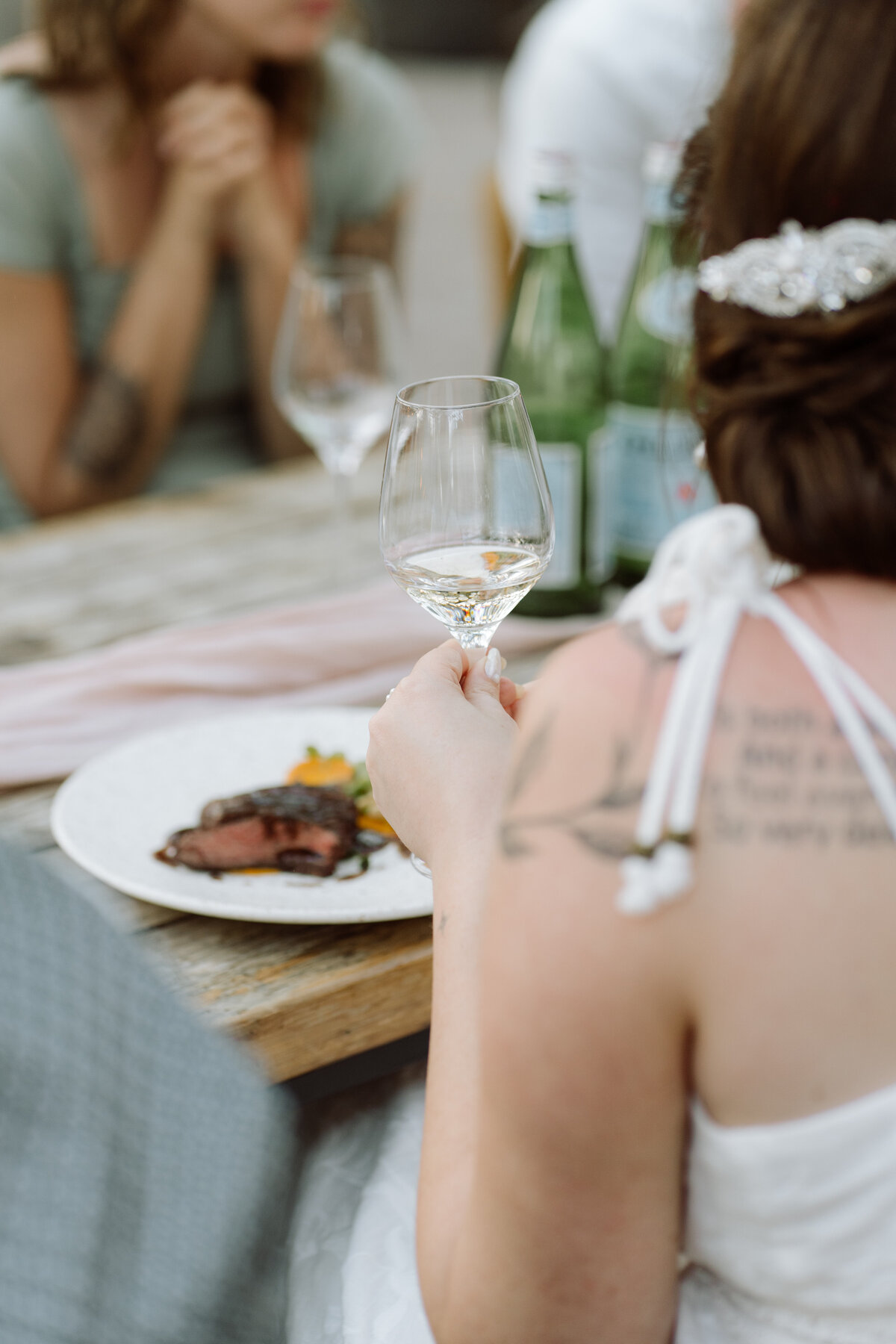 rouwfotograaf legt intieme bruiloft vast bij In de Kas bij Winnsen – sfeerbeeld diner bruid 