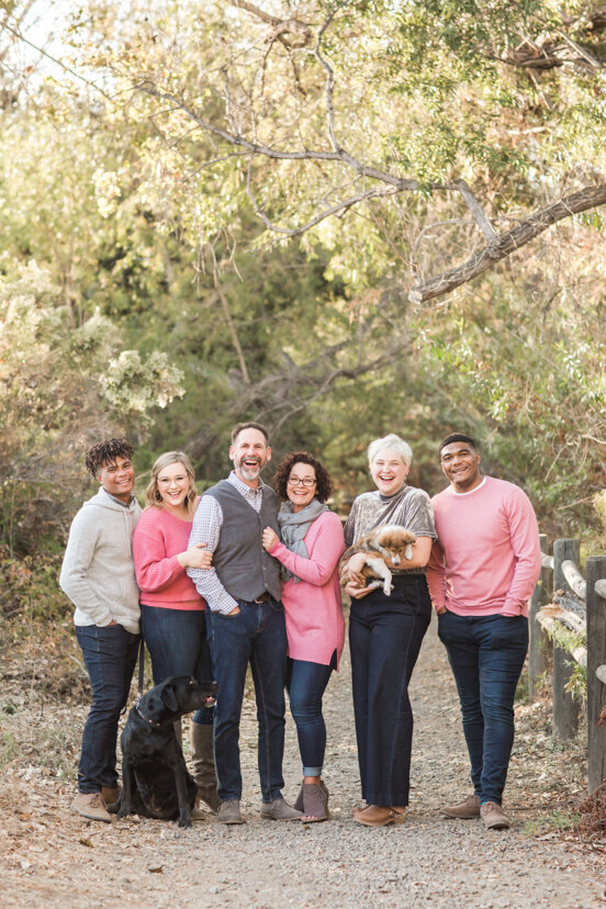 famiy-of-six-on-trail-mission-trails-san-diego