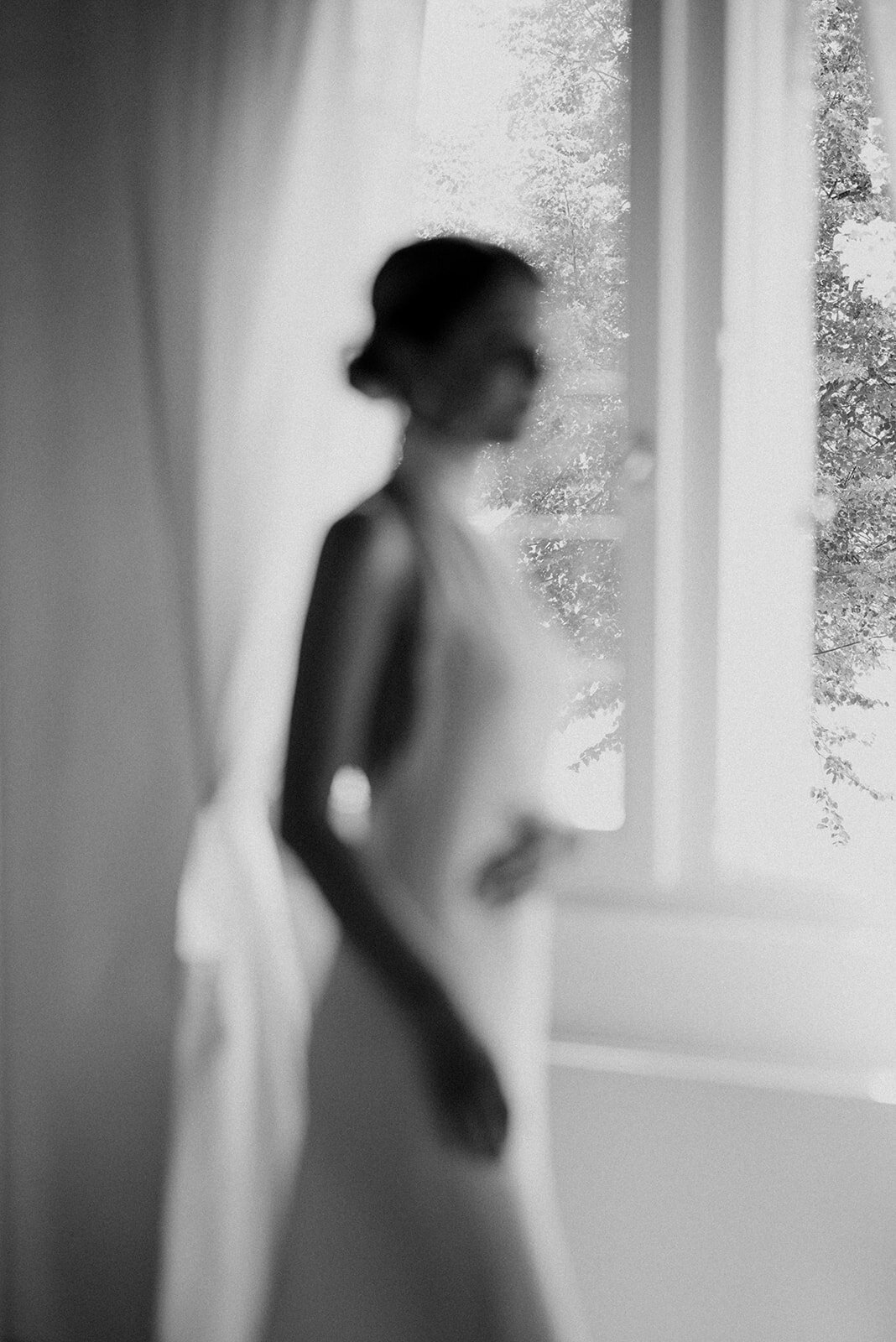 Herentals, salon weddings, moody, authentiek, alternatief trouwen,bruid, 2026, elopent, intiem, spontaan, tijdloos, trouwfotograaf, antwerpen - klaarmaken & first look-159