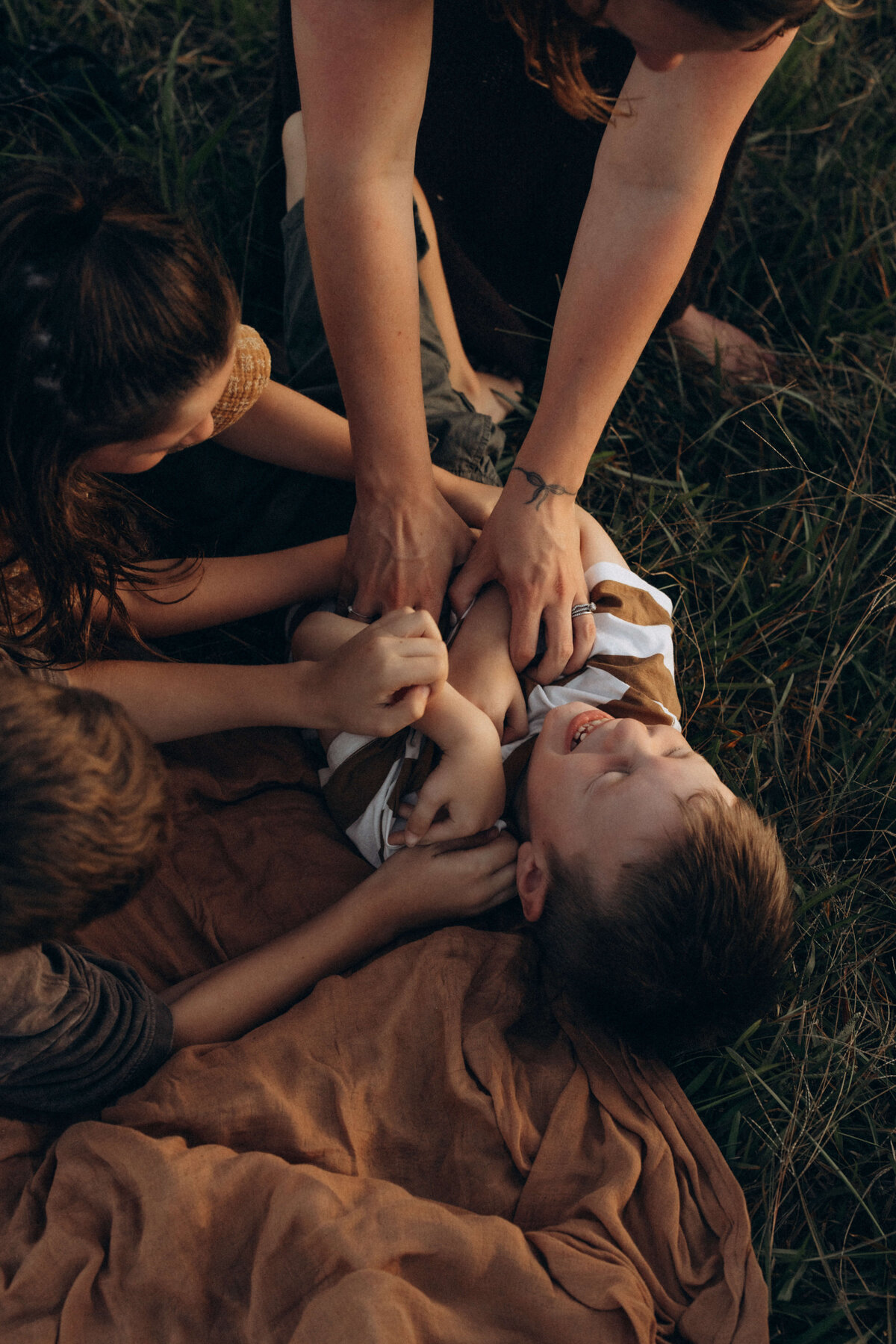 tickle-session-outdoor-family-photo-laughter-and-play
