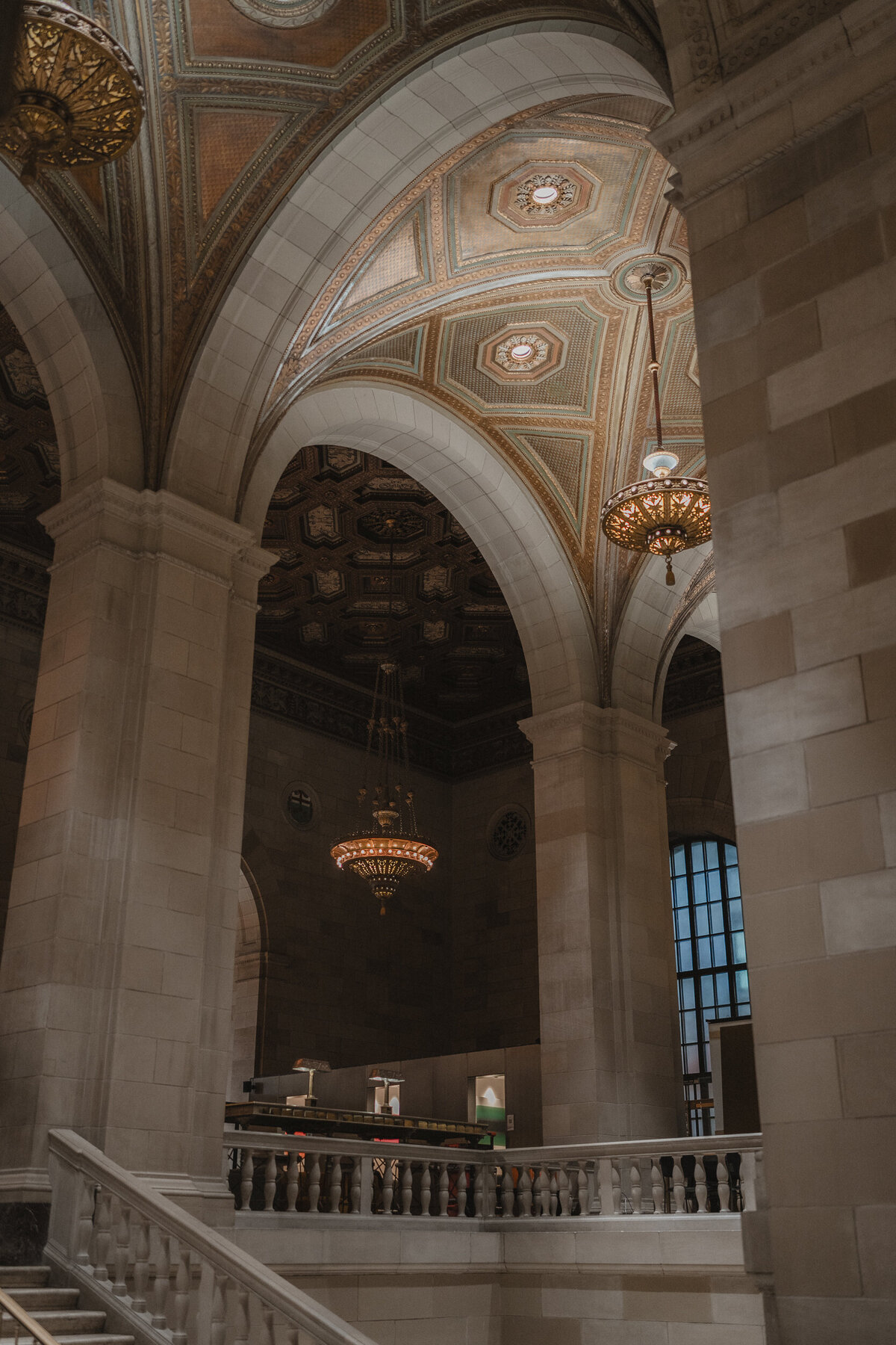 Décor majestueux du Crew Café à Montréal, un lieu au style architectural unique et inspirant pour un mariage élégant, photographié par Jeff Gagnon photographe.
