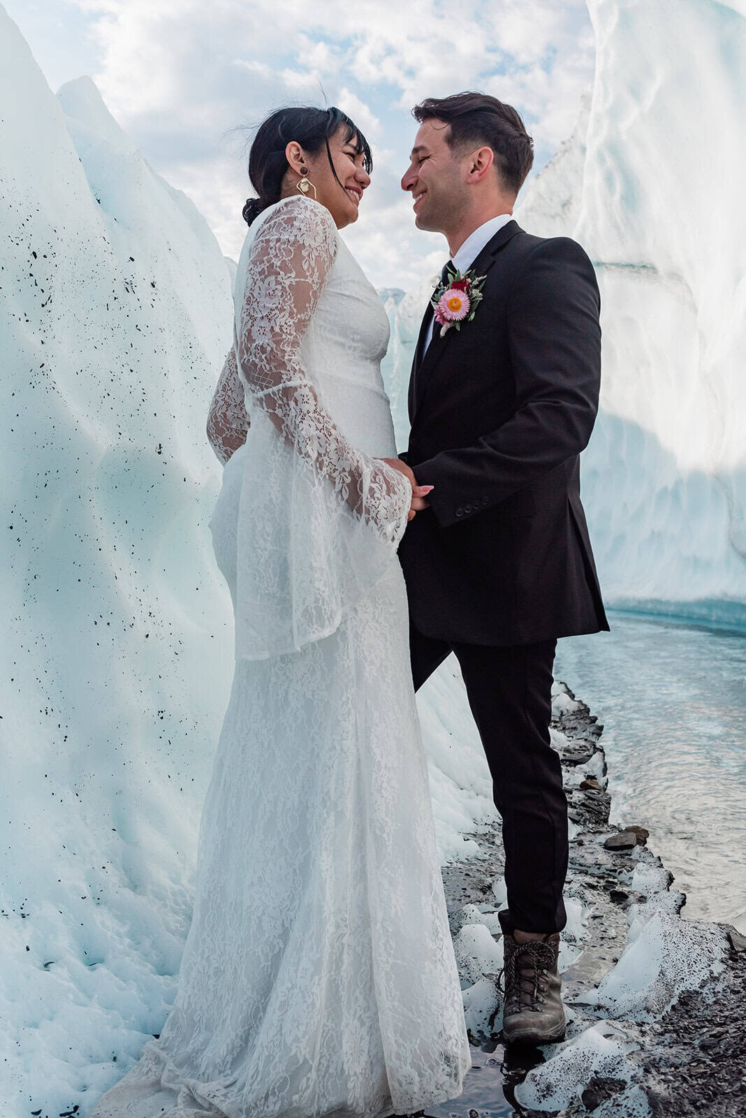 best-place-for-elopement-weddings-in-alaska-on-glaciers-Soul-and-Sky-Weddings