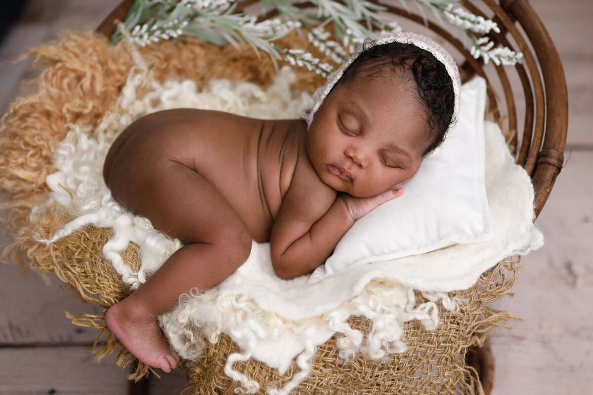 Newborn-photography-session-newborn-in-basket-with-fluffy-blanket,-photo-taken-by-Janina-Botha-photographer-in-Oakville-Ontario