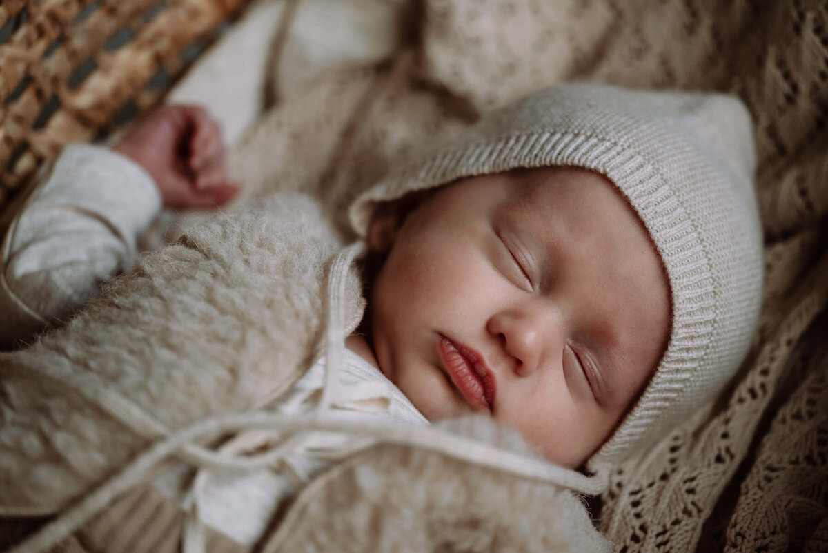 slapende baby tijdens newbornshoot Eline Hemelt Photography