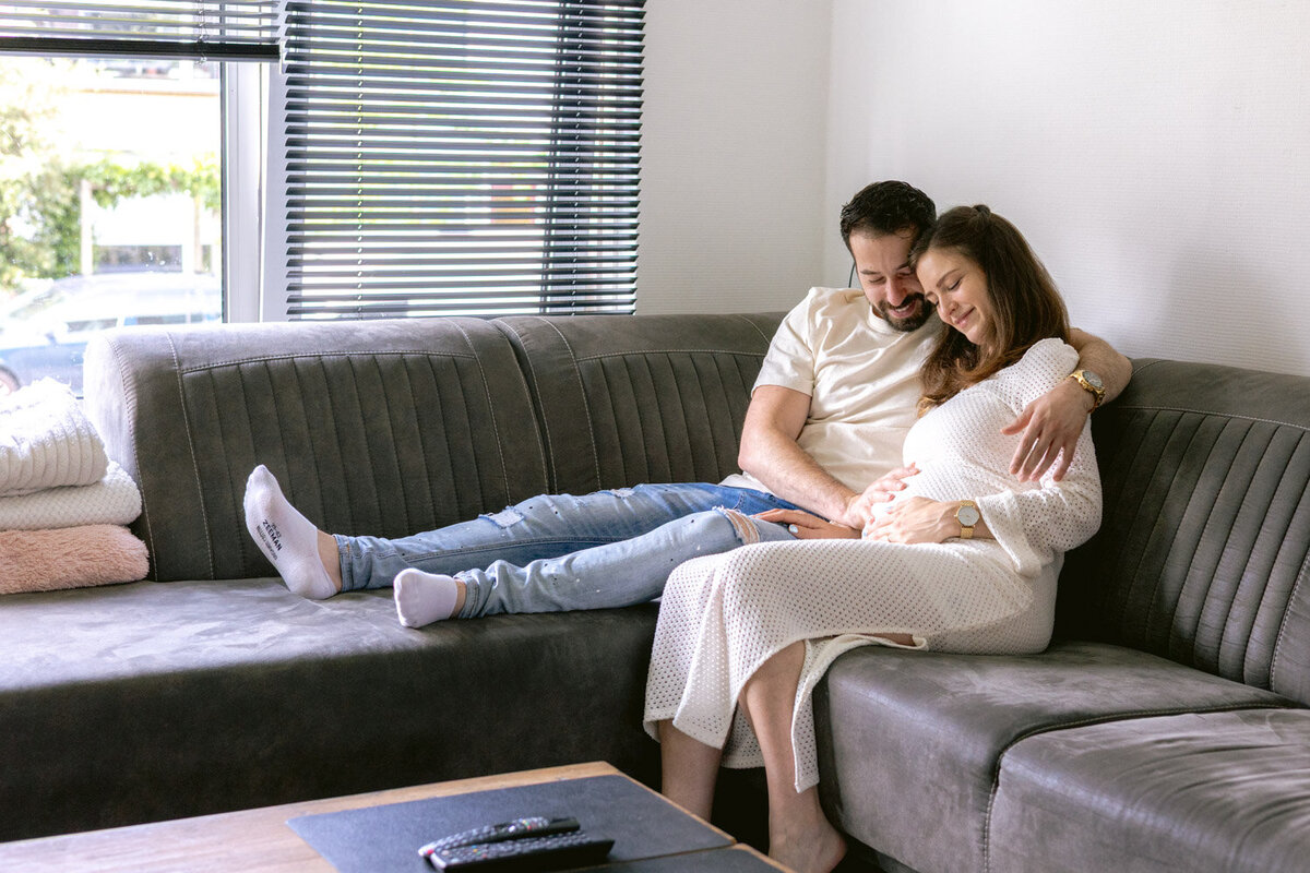 Een ontspannen zwangerschapsshoot binnen bij je thuis met partner | Irene Maris Fotografie