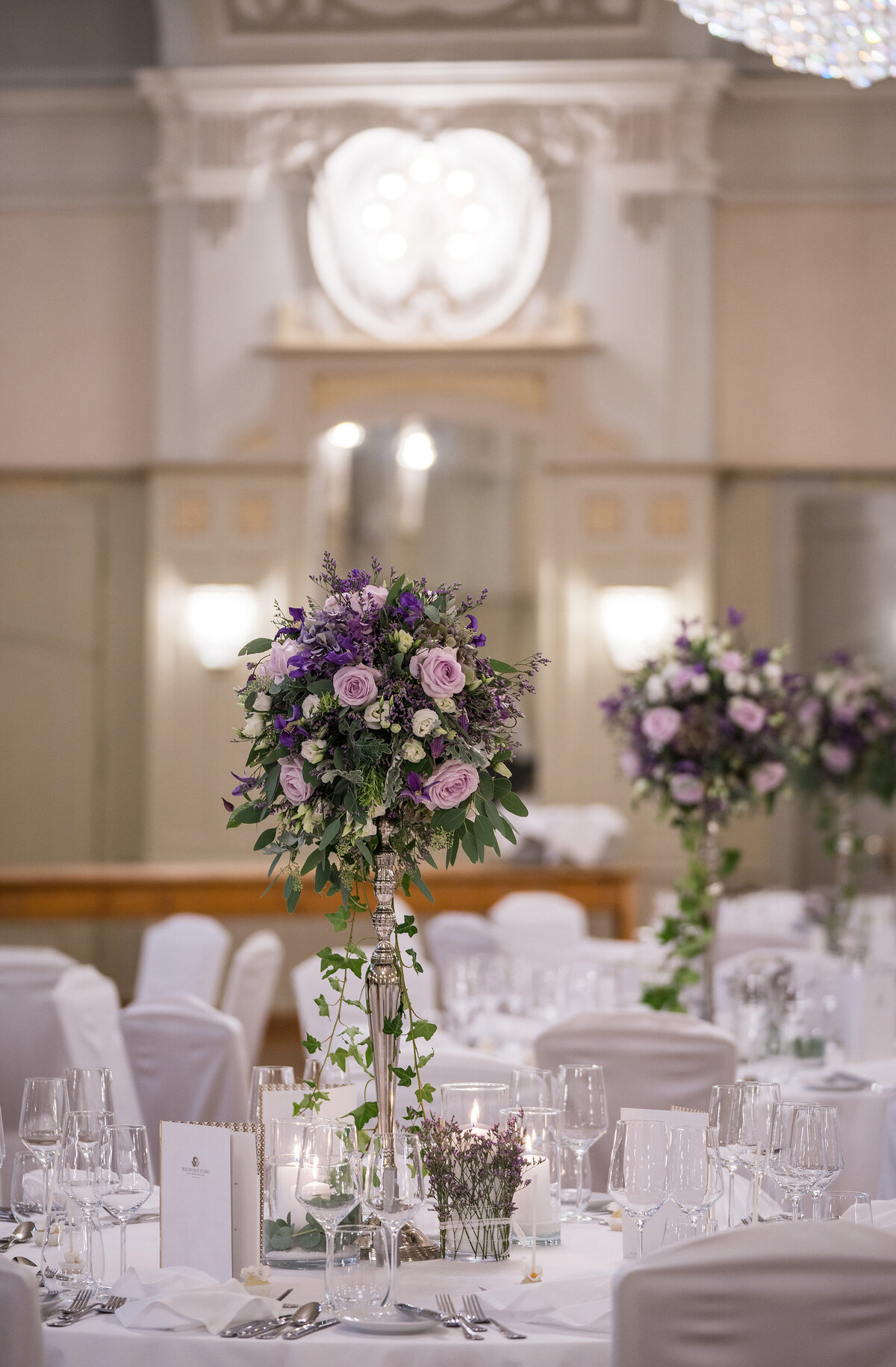 Flims-Waldhaus-Hochzeitsfotograf-Wedding-Photographer-Tischdeko-Ballroom-Musto-Studios