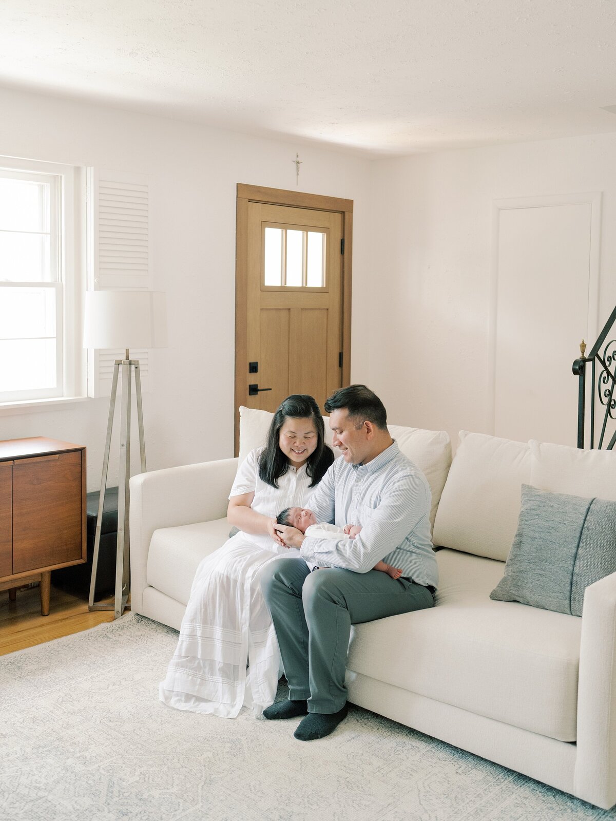 simple-relaxed-northern-virginia-newborn-photographer-lifestyle-photos5