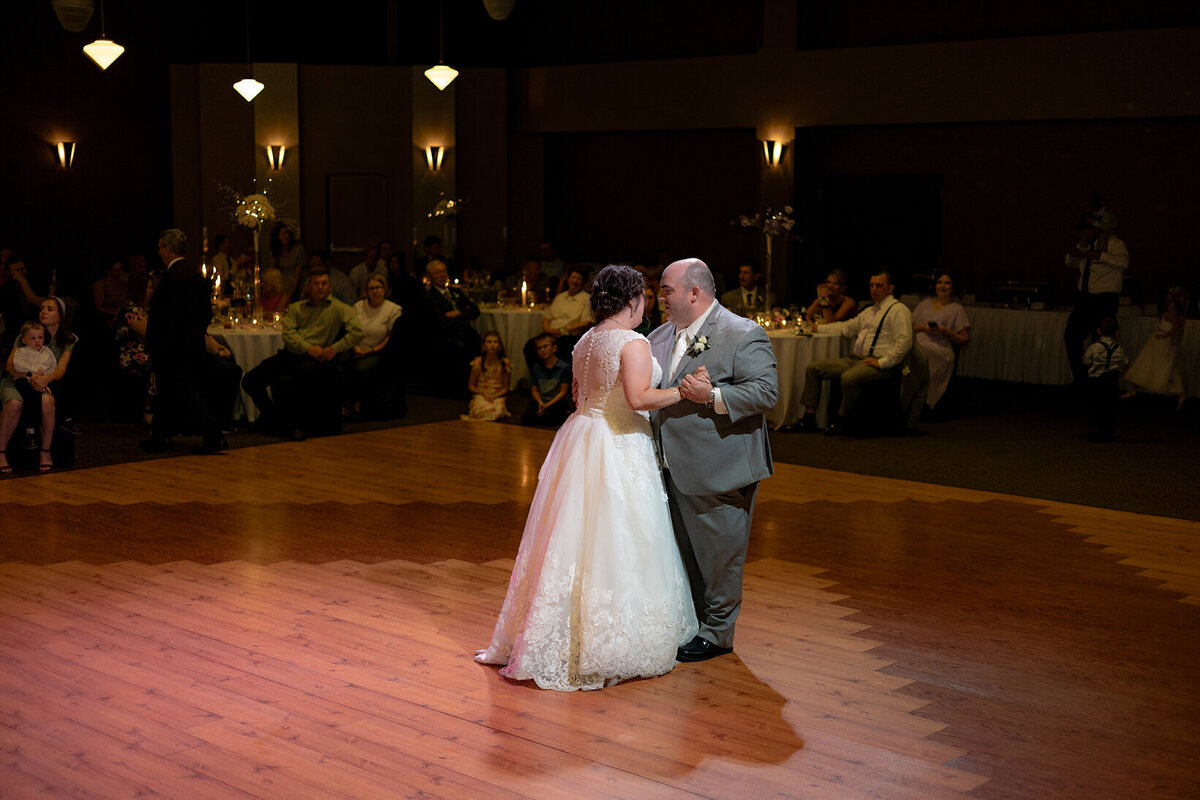 bride-and-groom-first-dance-columbus-ohio