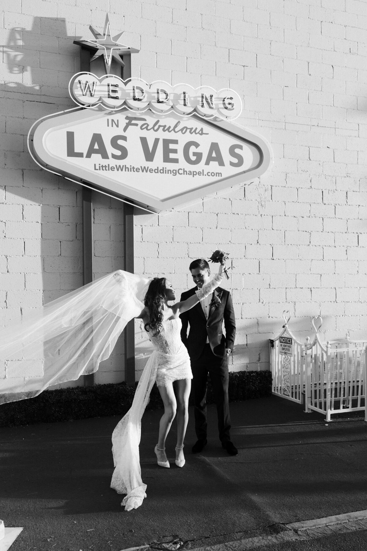 74riskyexposure_alexis-tyler_las-vegas-elopement-photography
