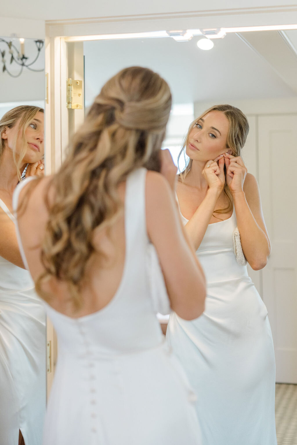 bride-getting-ready-at-smith-farm-gardens-jen-strunk-events