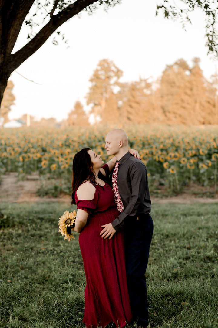 Engagement session in the sunflower field0030