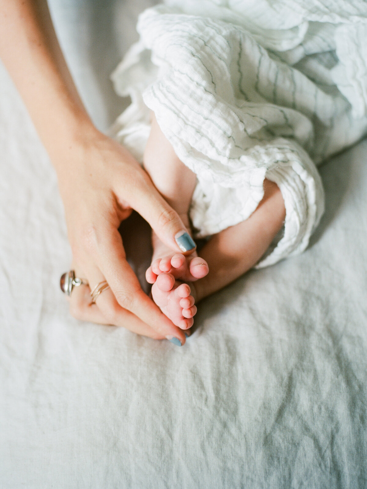 winter-indoor-lifestyle-newborn-charlottesville-virginia-amy-nicole-photography-0019