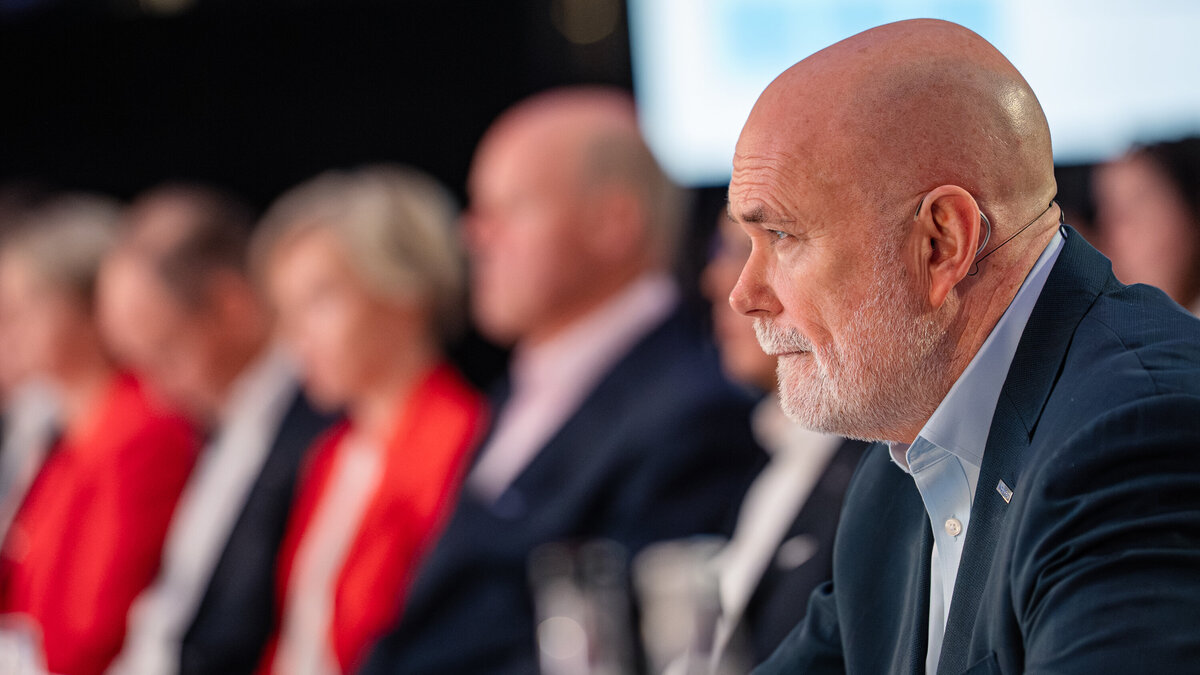 banking-conference-speaker-onstage-press-release-london-marc-james-photography-18