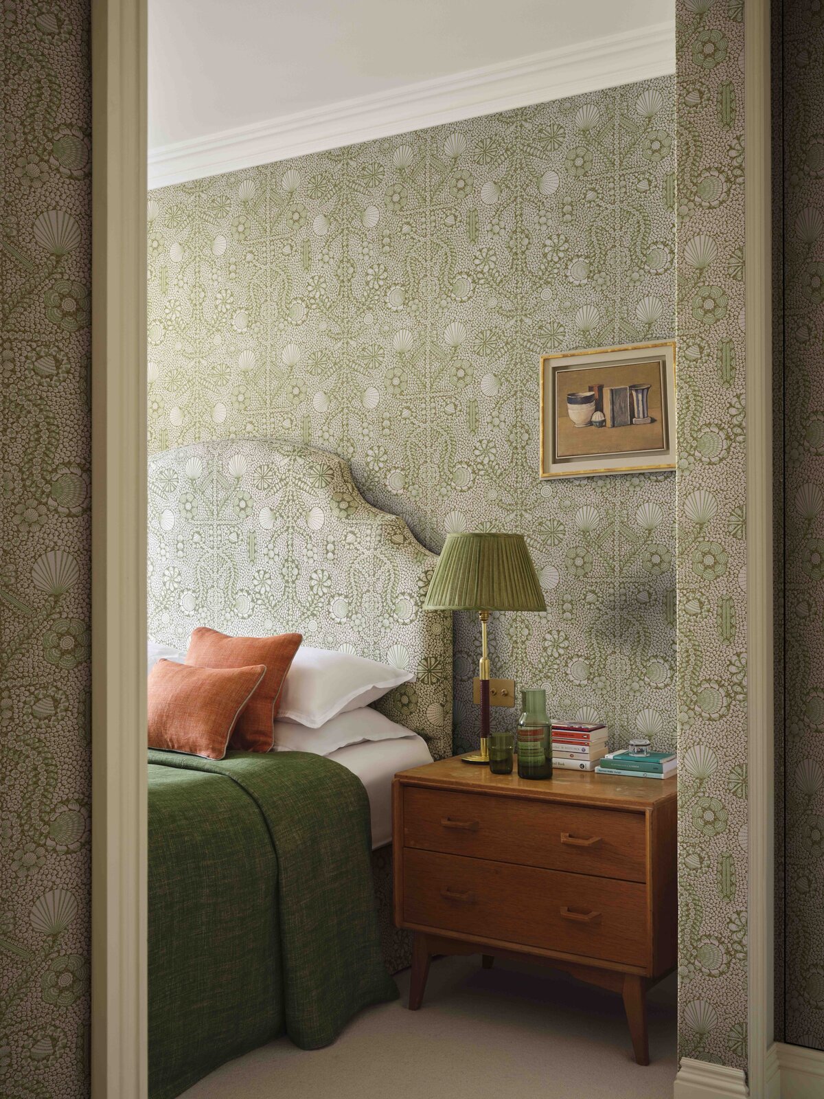 FERMOIE-AUTUMN 25-WALLPAPER-GREEN-SHELL-WPSHEL-009-HEADBOARD-SHEL-009-BED COVER-N-026-CUSHION-N-121-LAMPSHADE-PG-040-LIFESTYLE-MED