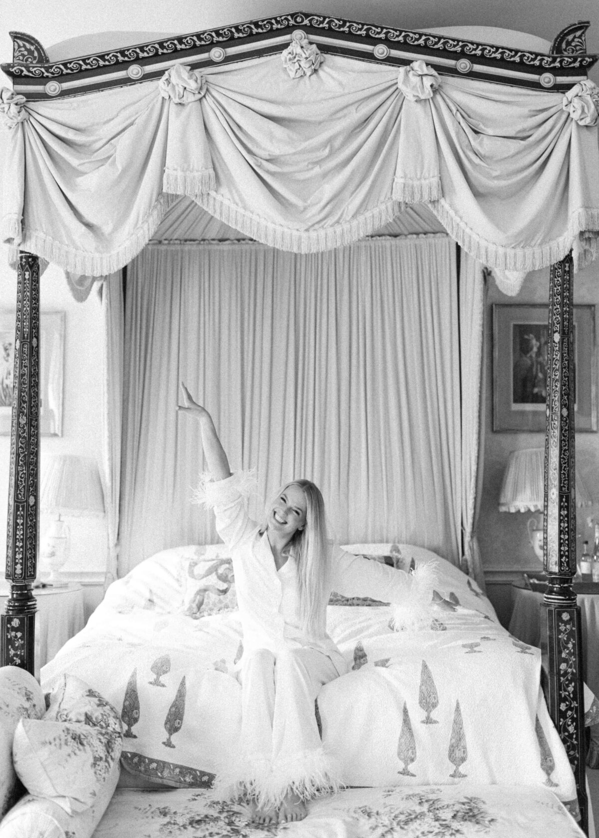 chloe-winstanley-weddings-cotswolds-cornwell-manor-bedroom-daily-sleeper-black-white