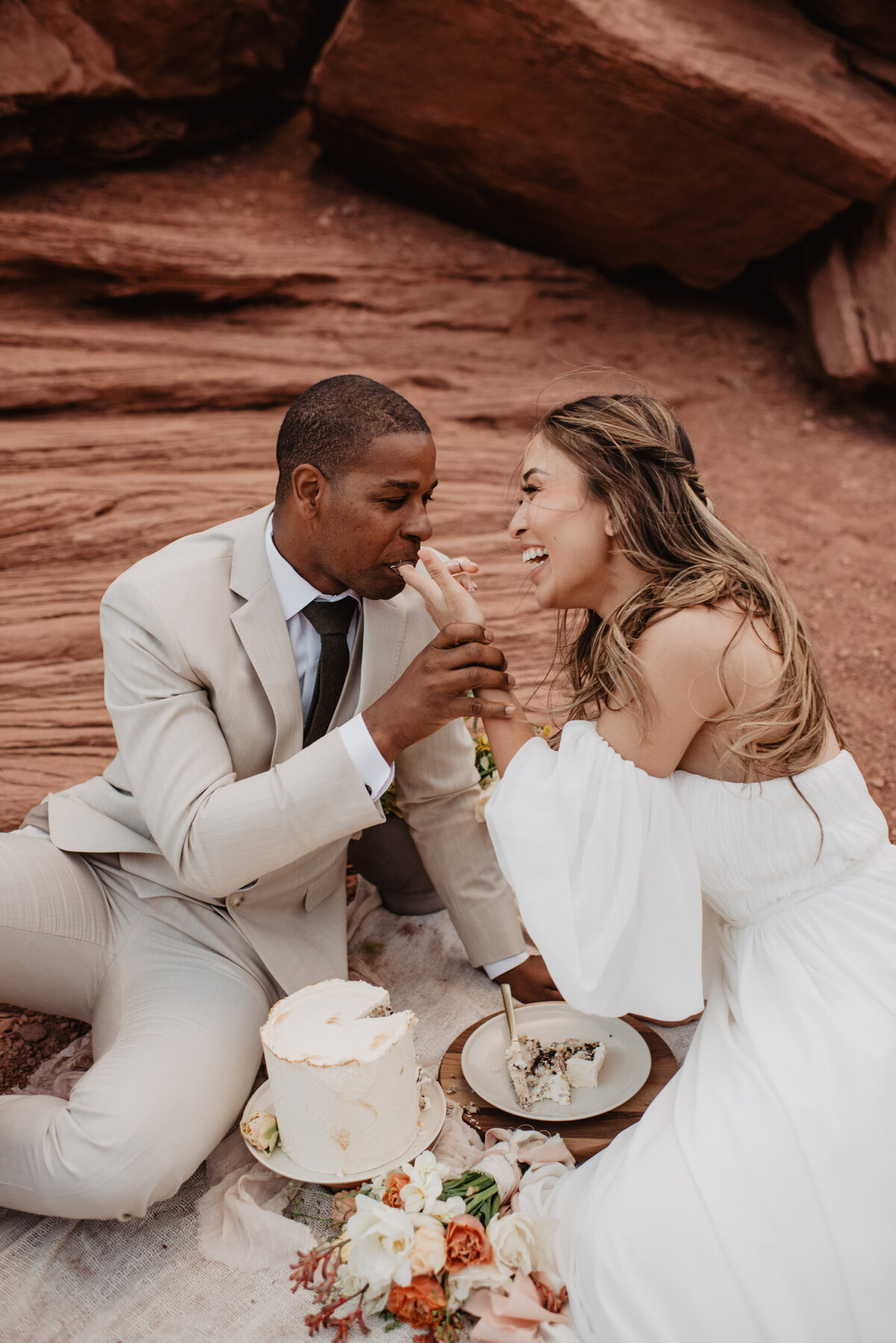 Utah Elopement Photographer captures bride's fingers