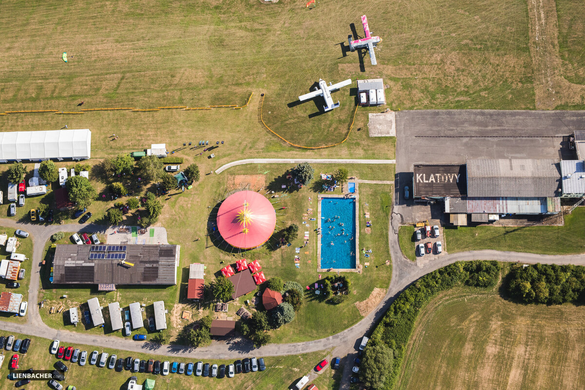 Das Bild zeigt den Sprungplatz in Klatovy von Oben. Es ist das Zirkuszelt, das Camp und das Pool sowie zwei Flugzeuge zu sehen