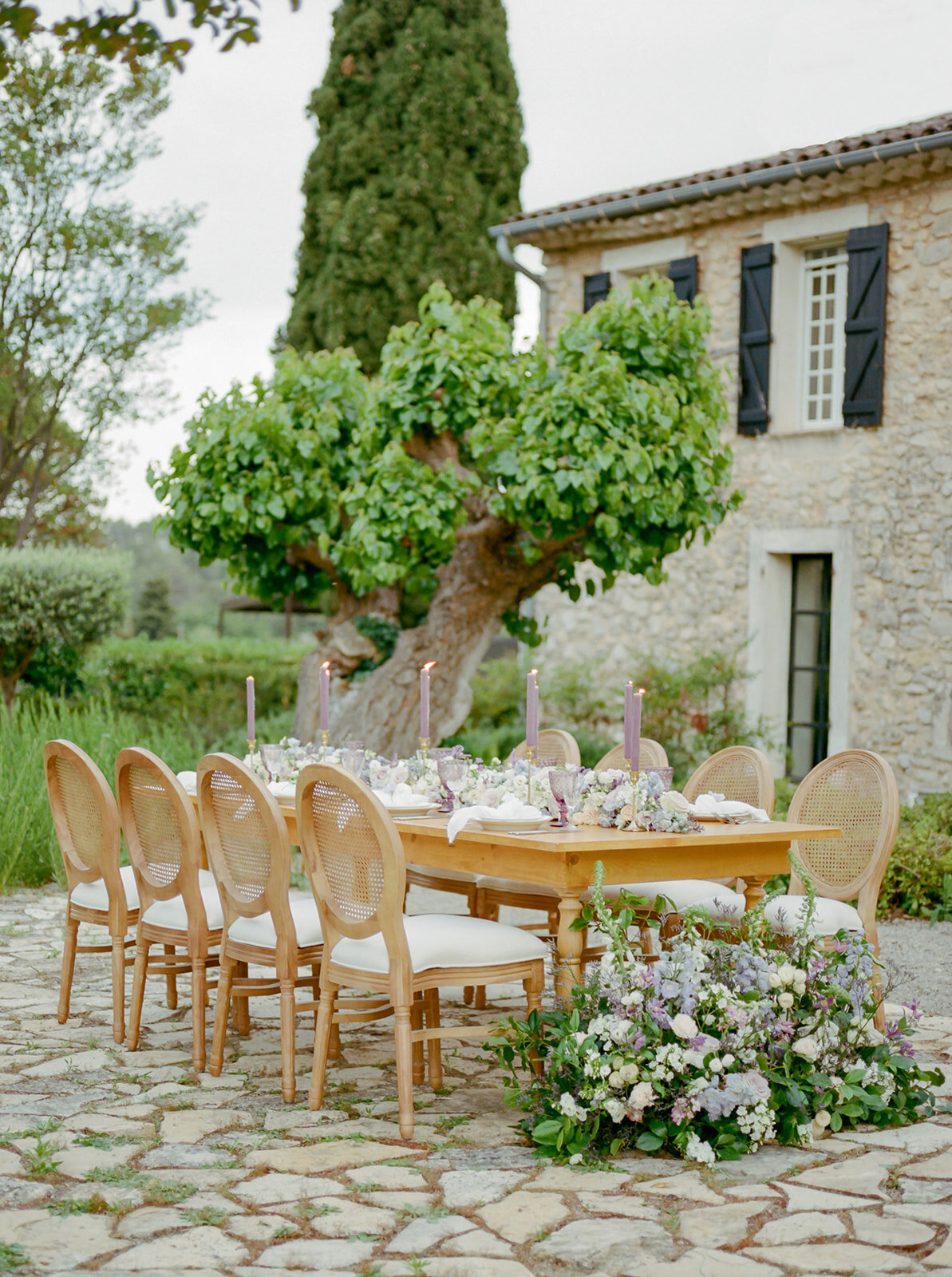 décoration-florale-table-mariage-bastide-de-l-arnaude