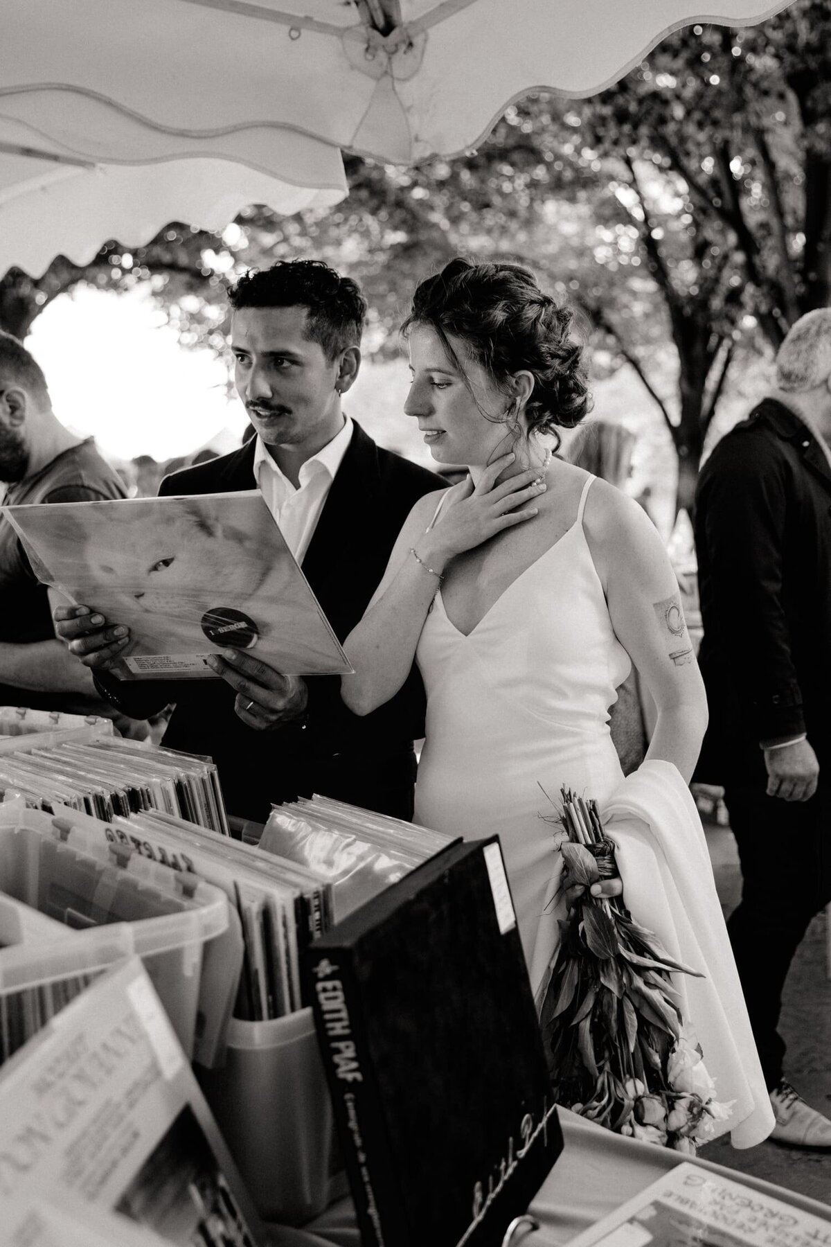 Anais-et-Nicolas-mariage-couple-marche-vieux-lyon