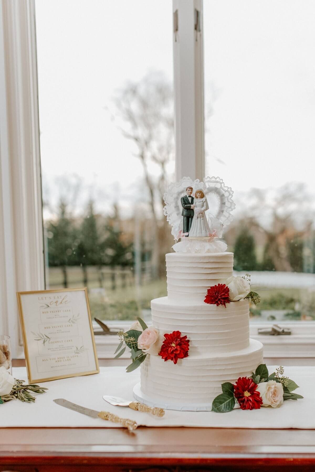 23-kara-loryn-photography-wedding-cake
